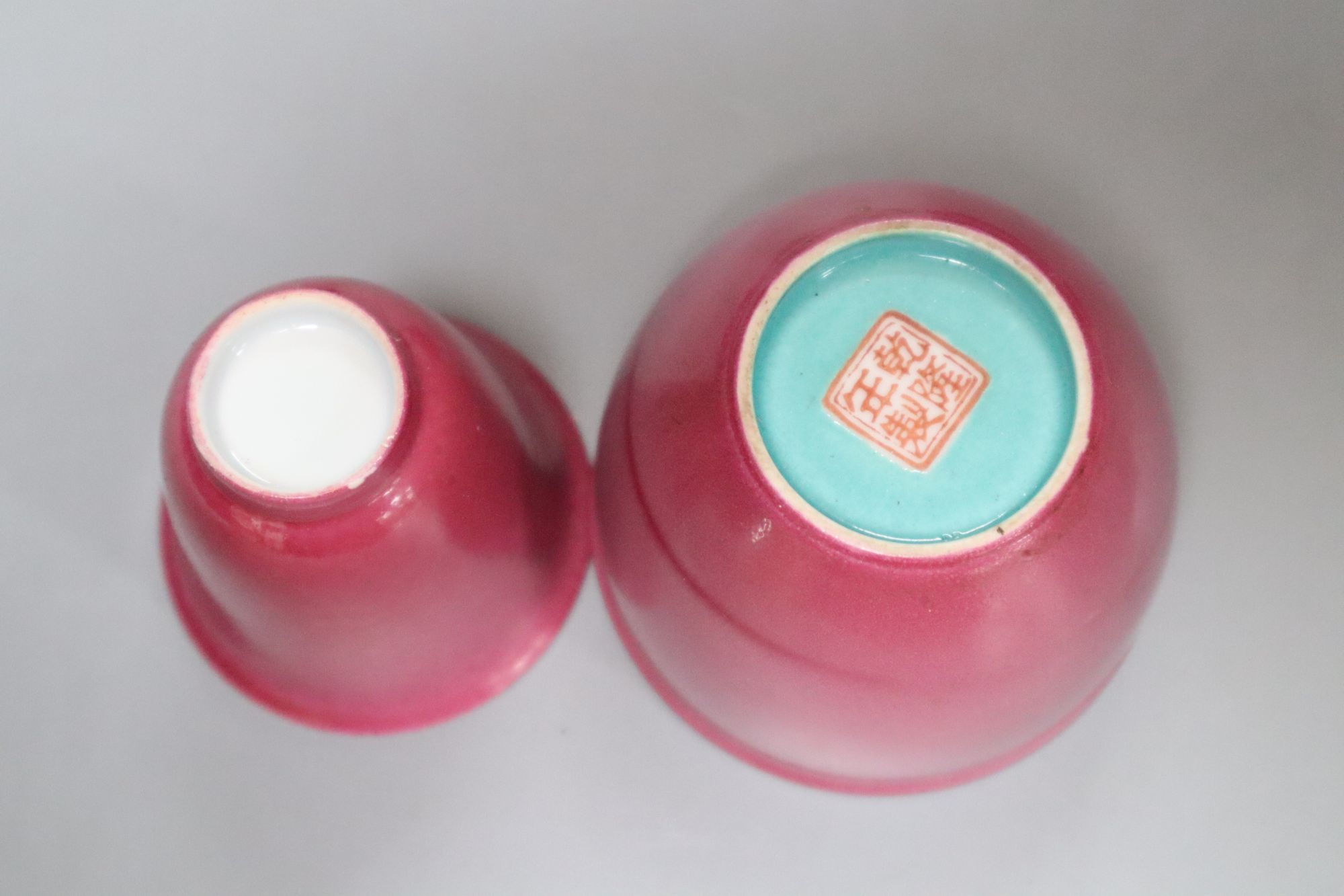 Four Chinese ruby ground tea cups and a pair of similar pots, height 6cm